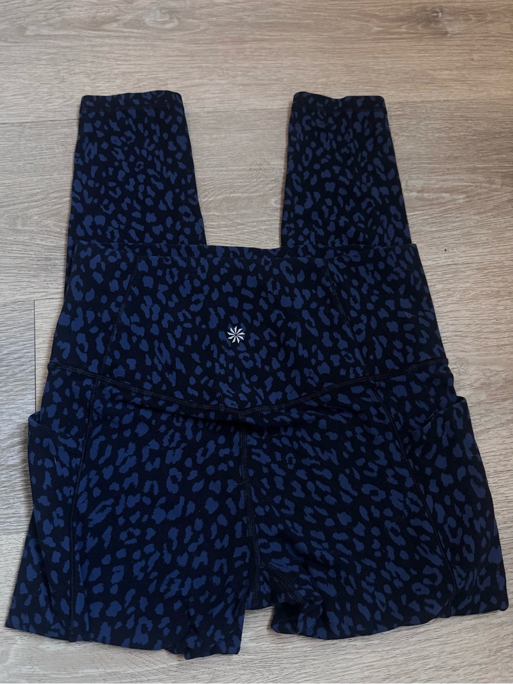 Athleta Salutation Stash Pocket II Capri 21” Pants
Blue/Black Leopard Size Small